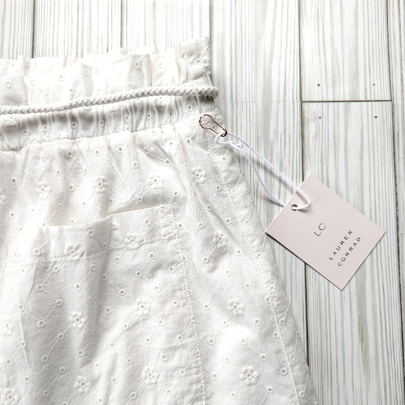 Lauren Conrad Cotton Eyelet Shorts with Belted Waist in White Size XL NWT - Picture 6 of 13